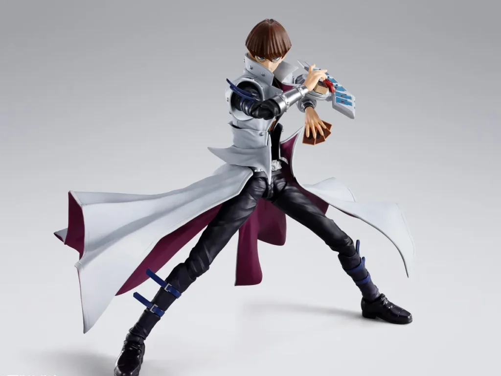 Figurine Seto Kaiba S.H. Figuarts Yu-Gi-Oh! avec manteau blanc, Disque de Duel et accessoires interchangeables.
