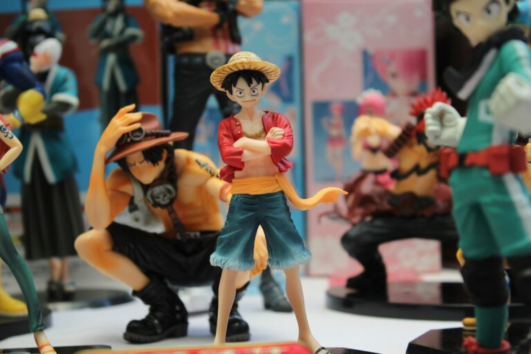 Collection de figurines anime exposées dans une vitrine