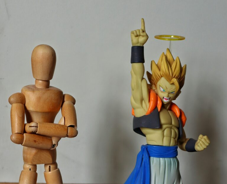 Comparaison entre figurines S.H. Figuarts articulées et statuettes Figuarts Zero de Tamashii Nations avec personnages Dragon Ball et One Piece exposés en vitrine