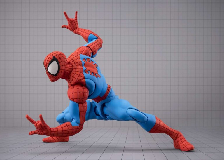 Collection de figurines S.H. Figuarts Dragon Ball et anime exposées en vitrine