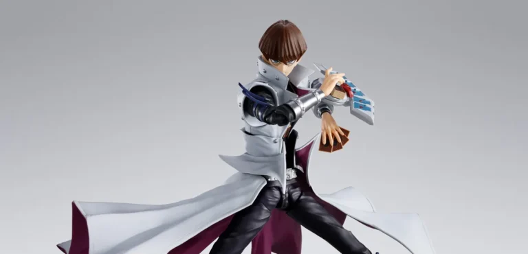 Figurine Seto Kaiba S.H. Figuarts Yu-Gi-Oh! avec manteau blanc, Disque de Duel et accessoires interchangeables.