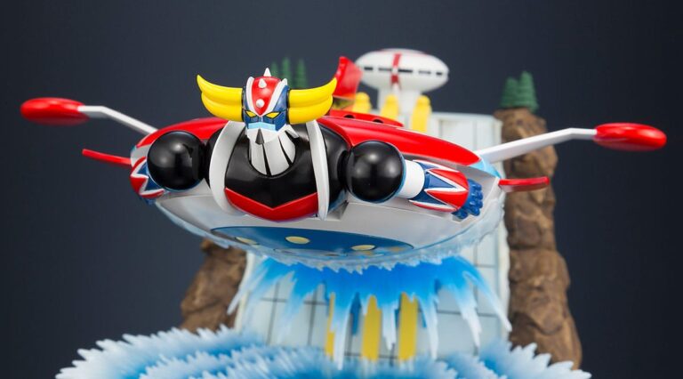 Statuette PVC Grendizer Scene Selection 02 To the Skies of Fierce Combat représentant Goldorak en plein combat aérien