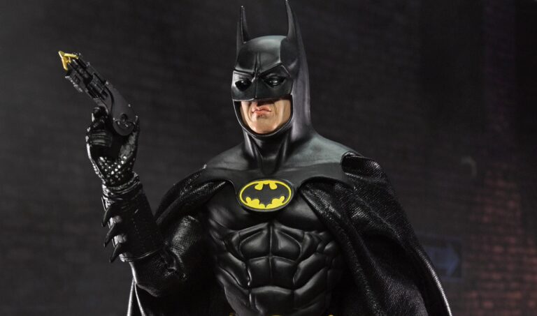 Batman (1989) Clothed Action Figure NECA représentant le Batman de Michael Keaton avec cape en tissu et accessoires