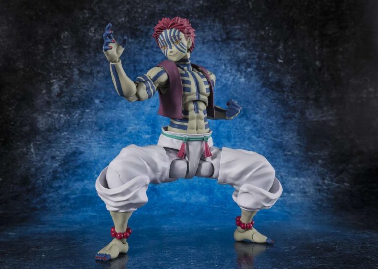 Figurine Demon Slayer Akaza S.H.Figuarts de Tamashii Nations représentant la puissante Lune Supérieure Akaza avec ses tatouages emblématiques