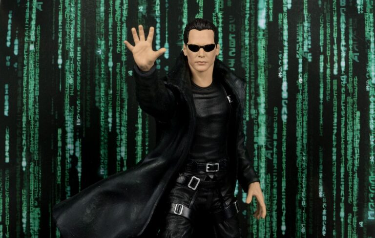 Figurine Matrix Movie Maniacs Neo inspirée du personnage interprété par Keanu Reeves avec costume noir et accessoires